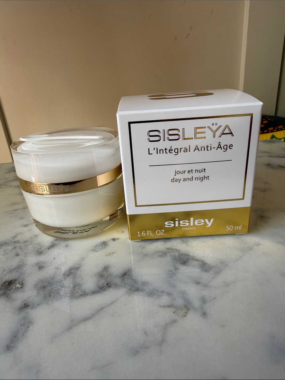 Sisley Sisleÿa L'Intégral Anti-Âge Moisturizer - White & Gold
